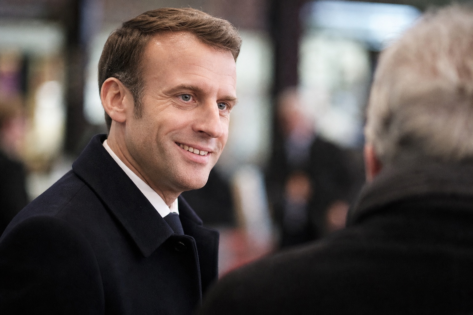 Feuillets manuscrits d'un manifeste politique posés à côté de brochures imprimées, lumière de bureau d'archives